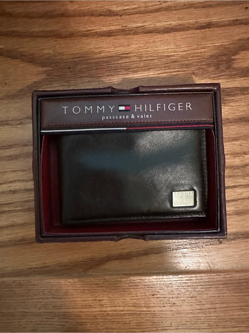 New-Tommy Hilfiger Brown Leather Passcase & Valet Wallet with Metal Logo